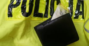 Znaleziono telefon i portfel z pienidzmi - czekaj na komisariacie