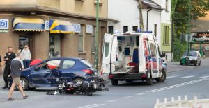 Samochd zderzy si ze motorem