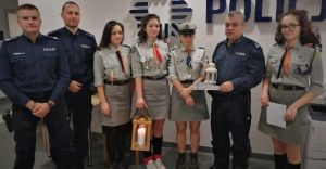 Harcerze przynieli do komisariatu policji Betlejemskie wiato Pokoju