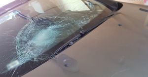 25-latek potrci pieszego, przewiz go na masce i uciek z miejsca zdarzenia