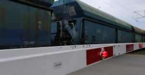 61-latka na oczach stranikw chciaa przej pod szlabanami