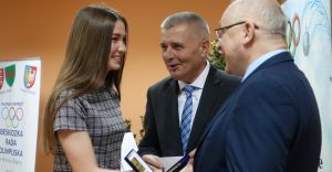 Sportowcy i ich mentorzy nagrodzeni przez wadze powiatowe