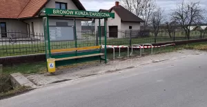 [FOTO] Bronw: przy przystankach autobusowych pojawiy si kolejne stojaki na rowery