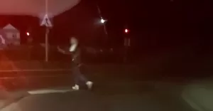 [WIDEO] Pijany modzieniec igra ze mierci na krajowej jedynce