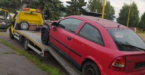 Wrak osobowego opla znikn z parkingu pod stadionem MOSiR