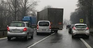 TIR rozbi si o bariery na DK-1