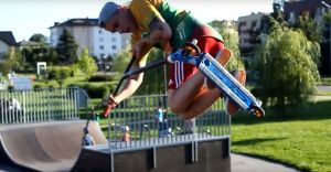 Nowy film z akrobatycznych wyczynw w skateparku - wideo