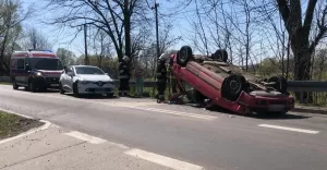 [FOTO] Zderzenie dwch pojazdw w Zabrzegu. Jeden z nich dachowa!