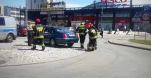 [ZDJCIA] Zderzenie dwch osobwek na rondzie koo Starej Kablowni