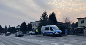 Poszukiwane BMW starego typu. Kierowca uciek z miejsca kolizji