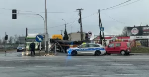 [FOTO] Szyny kolejowe zsuny si z naczepy. Uszkodzony dostawczak