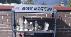 Stojaki na uywane znicze stany przed cmentarzem komunalnym