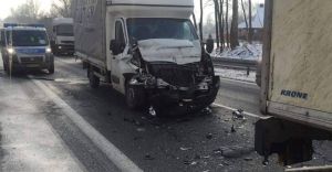 Auto dostawcze zderzyo si z tirem