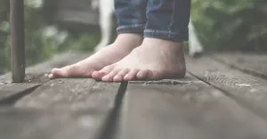 Mody mczyzna chodzi po gminie bez butw i koszulki. Wzbudza niepokj u mieszkacw