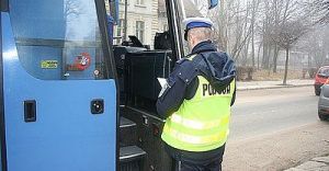Policjanci kontroluj autokary