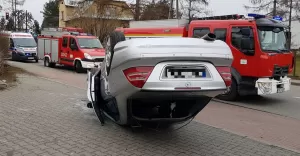 [ZDJCIA] Dachowanie Mercedesa na ulicy ukasiewicza