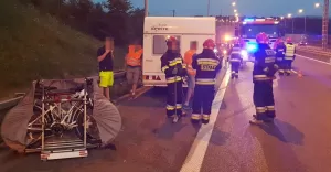[FOTO] Fatalny pocztek urlopu. Auto z przyczep campingow rozbite