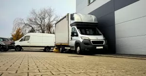Jak zorganizowa bezstresow przeprowadzk? Profesjonalny transport i magazynowanie mienia