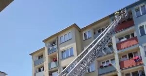 Interwencja straakw w centrum miasta. Zostali zadysponowani do otwarcia mieszkania