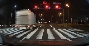 [WIDEO] Niebezpieczne manewry ciarwek na krajowej jedynce