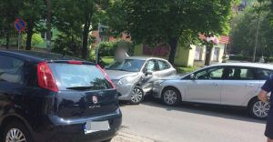 [ZDJCIA] Gronie wygldajca kolizja na rogu Szkolnej i Krzanowskiego