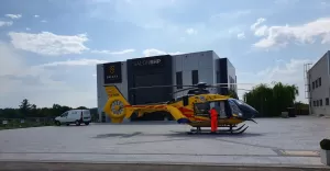 [FOTO, WIDEO] migowiec LPR ldowa pod salonem BHP przy DK-1