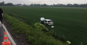 [ZDJCIA] Grona kraksa w Kaniowie. Samochd wypad z drogi i dachowa