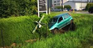 [ZDJCIA] Widowiskowa kraksa na ulicy Traugutta, Fiat wypad z ronda