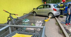 [FOTO] Demolka na parkingu Biedronki. Starsz pani zamroczyo