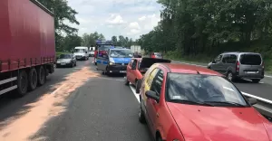 [ZDJCIA] Kolizja na DK-1. Kierowca Fiata nie wyhamowa przed korkiem