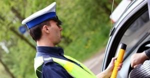 Poprosi policjanta o kupno alkoholu