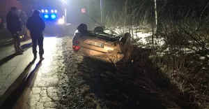 [ZDJCIA] Pijacka szara zakoczona spektakularnym dachowaniem