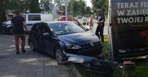 [FOTO] Zderzenie dwch osobwek. Latajcy znak uszkodzi trzecie auto