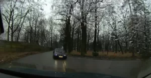 [WIDEO] Ponadprzecitny kierowca "bawareczki". Prba driftu na popularnym skrzyowaniu