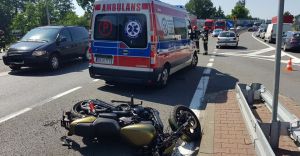 [ZDJCIA] Kraksa z udziaem motocyklisty na krajowej jedynce