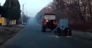 Przyczepa odczepia si od cignika i wjechaa na tory - wideo