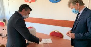 Valeo produkuje przybice ochronne. 50 sztuk przekazao gminie