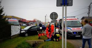 [ZDJCIA] Wypadek w Kaniowie, dwie osoby trafiy do szpitala