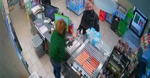 Paci nie swoj kart w placwkach handlowych. Poszukuje go policja