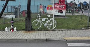 Przy ulicy Traugutta w Czechowicach-Dziedzicach stan biay rower