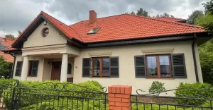 Profesjonalne mycie elewacji - ile to kosztuje i czy warto?