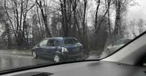 Solidna kraksa na ul. Bestwiskiej. Ciarwka uderzya w osobwk