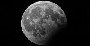 W pitek Ksiyc pogry si w mroku. Widoczny bdzie take Mars