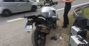 [ZDJCIA] Niedzielna kolizja z motocyklist na krajowej jedynce
