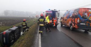 [ZDJCIA] Za szybko po mokrej drodze. Dachowanie na Ligockiej