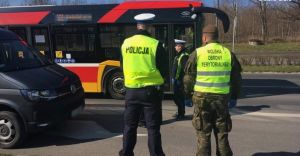 Policjanci wspomagani przez WOT kontroluj przestrzeganie prawa