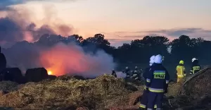 [FOTO] Zabrzeg: spono 150 bali somy. W hydrantach zabrako wody!