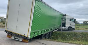 [FOTO] Ciarwka zablokowaa drog w Ligocie