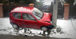[ZDJCIA] Samochd uderzy w sup. Kierowca trafi do szpitala
