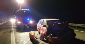 [ZDJCIA] Nocna kraksa na krajwce. Osobwka wbia si pod traktor!